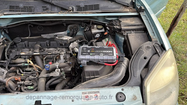 Dépannage de batterie de voiture avec un booster de démarrage