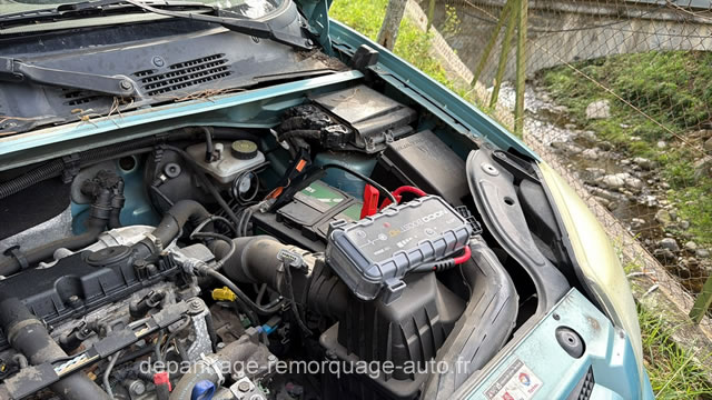 Technicien Depanvia intervenant pour le dépannage d'une batterie de voiture