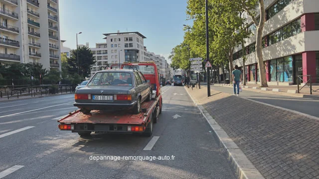 Dépannage et remorquage auto à Levallois-Perret Dépanneuse transportant une voiture à Levallois-Perret (92300)