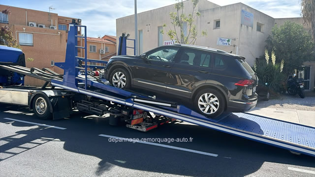 Transport d’une voiture en panne sur une dépanneuse
