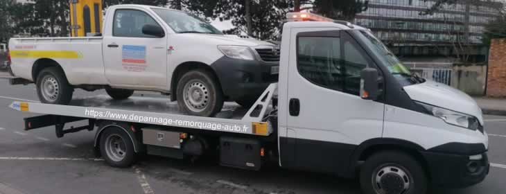 Dépanneuse et sa voiture de course - Collectif Aucun