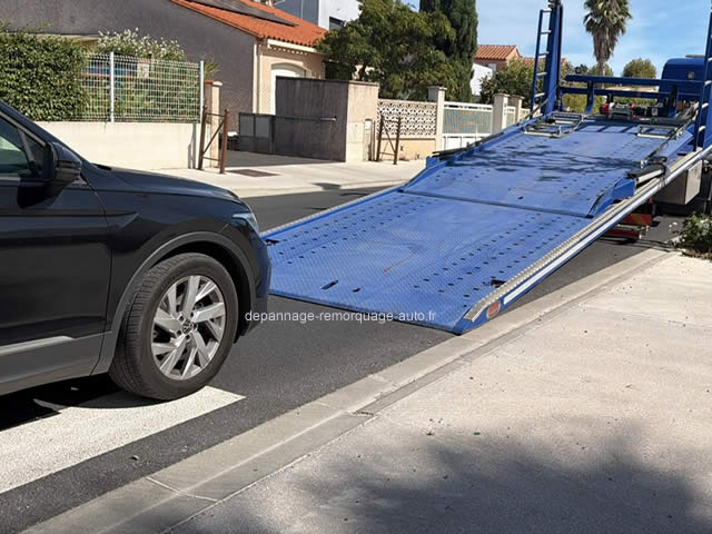 Voiture en panne transportée sur une dépanneuse